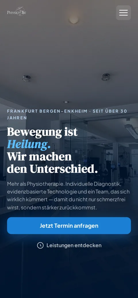 Die Startseite von physiotec.net auf einem Smartphone: gleicher Hero, für schmale Bildschirme umgebaut.