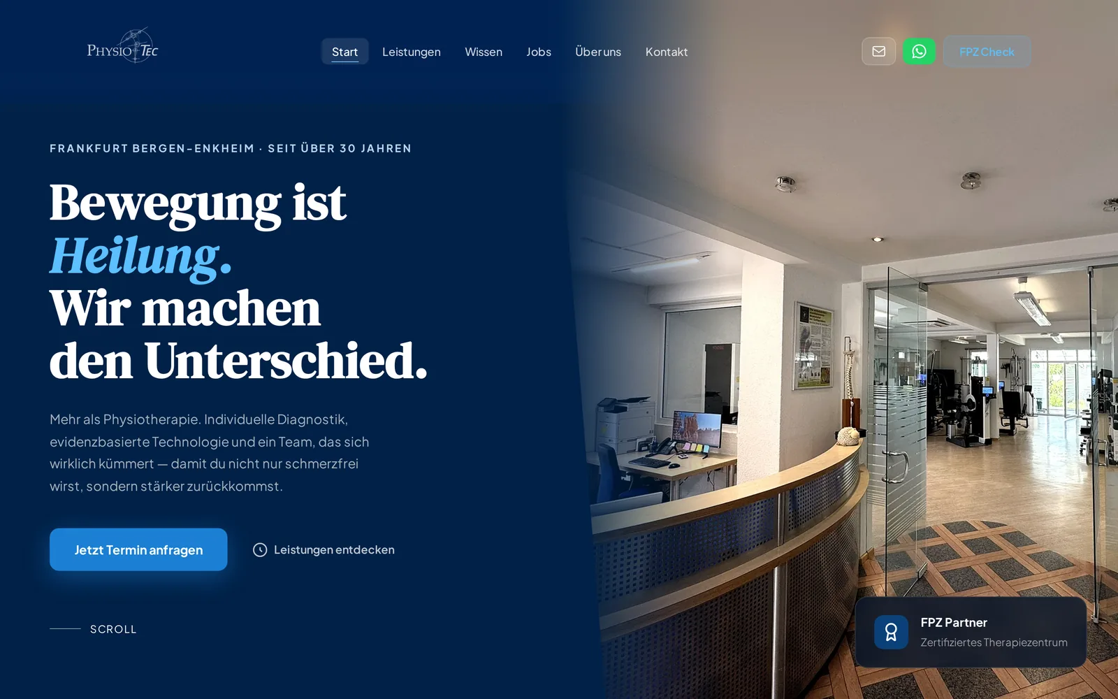 Startseite von physiotec.net nach dem Relaunch: dunkelblauer Hero mit der Aussage „Bewegung ist Heilung“ und einem Foto des Praxisempfangs.