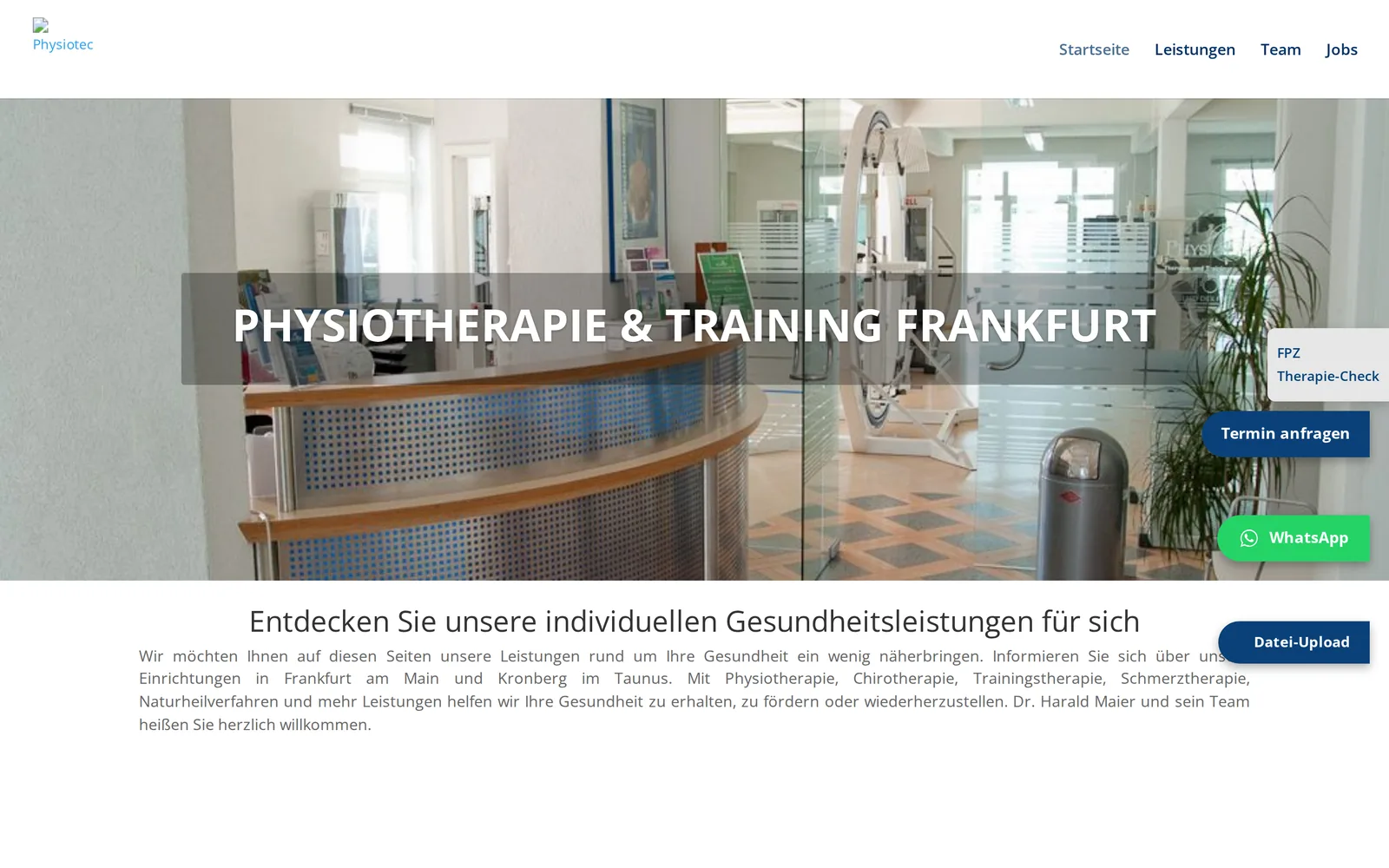 physiotec.net vor dem Relaunch: WordPress-Seite mit Divi-Theme, Balkenüberschrift „Physiotherapie & Training Frankfurt“ über einem Foto des Empfangs, rechts gestapelte Aktionsbuttons.